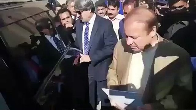 میاں صاحب ,عمران خان کہتے ہیں دیسی مرغیاں لائے گے اور بزنس کریں گے. صحافی