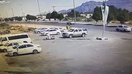 Luomo viene espulso dalla macchina dopo l'incidente