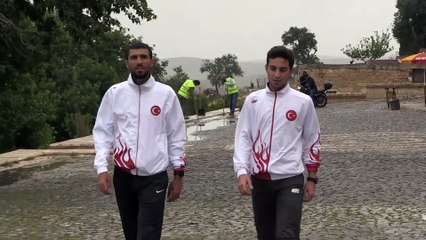 Yokuş ve merdivenli sokaklardan başarıya koşuyorlar - MARDİN