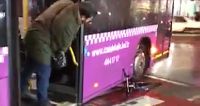 Halk Otobüsü Şoförü, Kendisine Küfür Eden Vatandaşın Bisikletini Ezdi