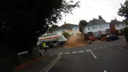 Un camion citerne percute des murs en brique