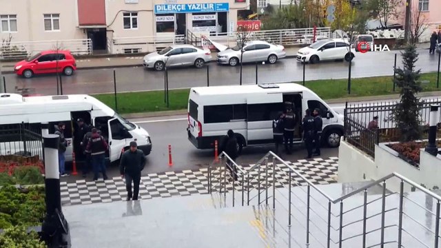 Kredi çıkarma vaadiyle vatandaşları dolandıran çete adliyeye sevk edildi- 17 şüpheli şahıs, polis korumasında adliyeye getirildi