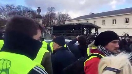 Les Gilets jaunes saluent les militaires place du Trône