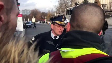 Gilets jaunes:  la police tente de dialoguer avec les manifestants