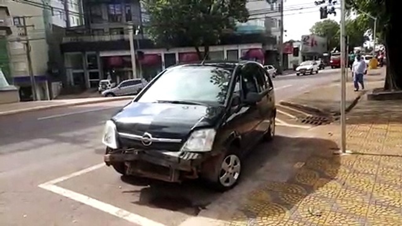 Idoso fica ferido em batida envolvendo três carros no Centro