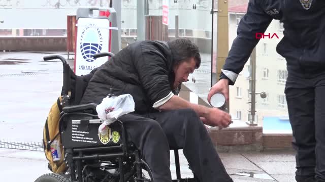 Ankara'da Bedensel Engelli Vatandaş, Görevli Polis Memurunun Yardımıyla Abdest Aldı