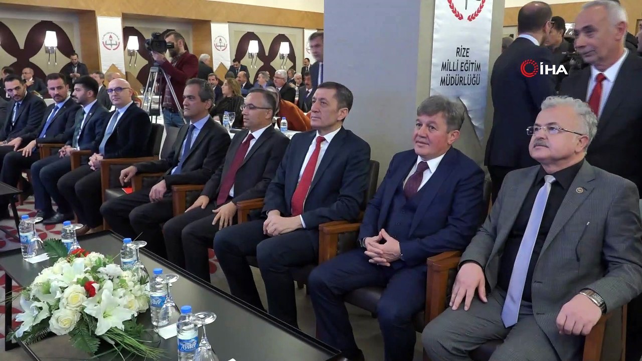 Bakan Ziya Selçuk, 81 ilin Milli Eğitim Müdürü ile Rize'de bir araya geldi