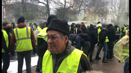 Bruxelles: la police utilise les autopompes contre les gilets jaunes