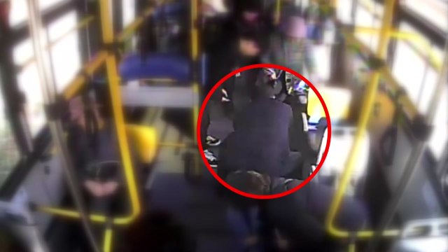 쓰러진 승객 살린 버스 기사의 심폐소생술 / YTN