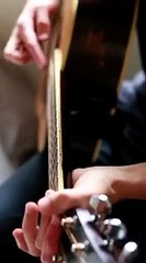 Le son d'une guitare cassée