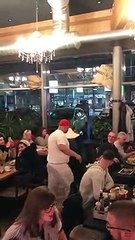 Un pizzaïolo fait le show