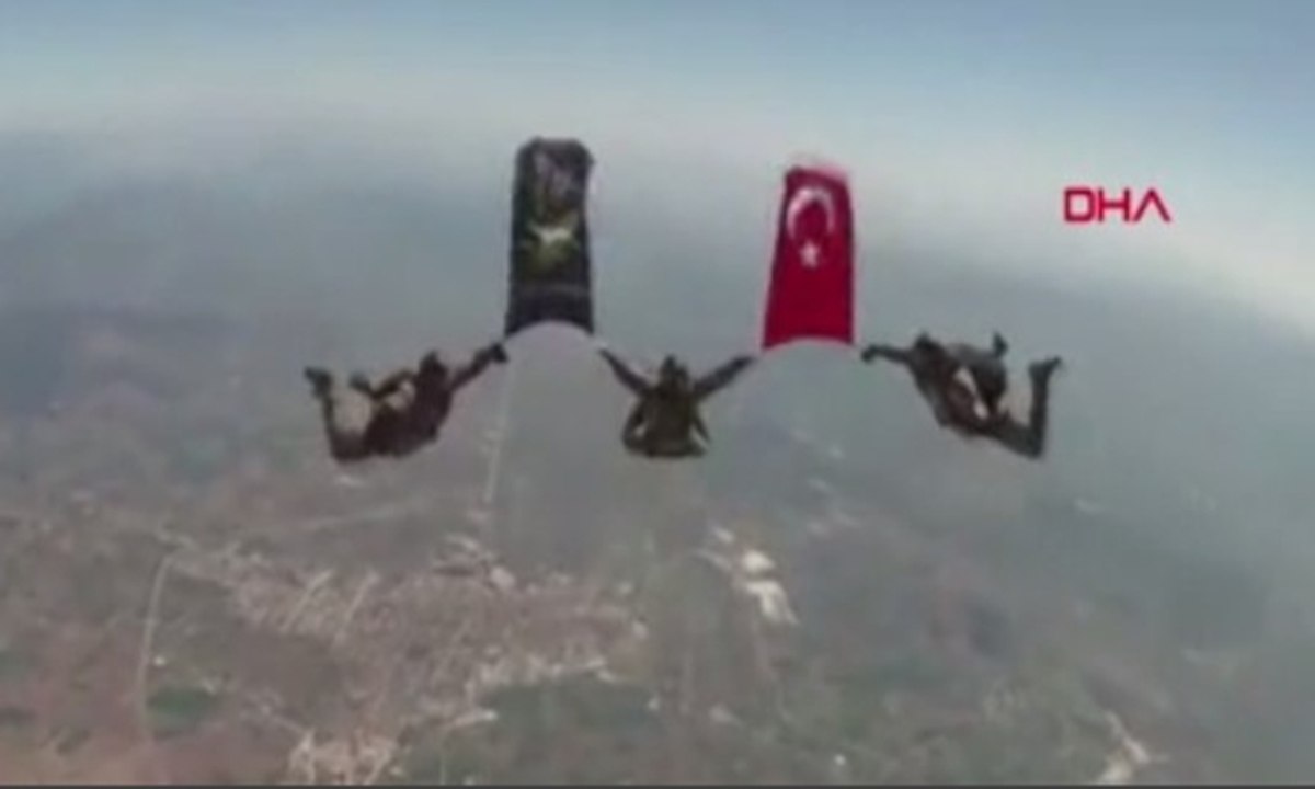 Sualtı Taarruz Timlerinin Paraşütle atlayışı nefes kesti