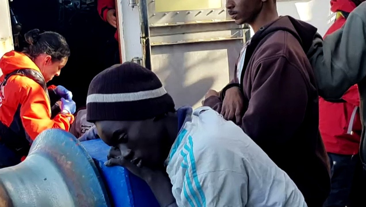 El pesquero español con doce inmigrantes a bordo sigue sin puerto para desembarcar