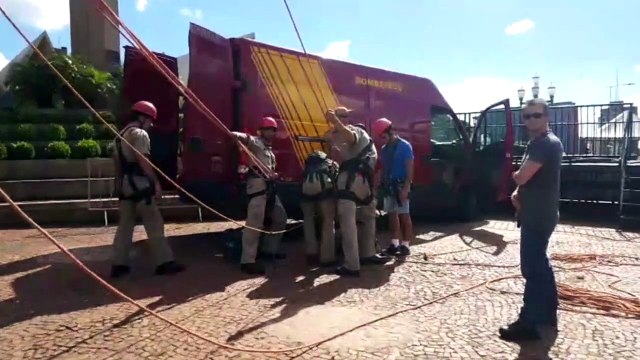 Bombeiros fazem ajustes para a chegada do Papai Noel