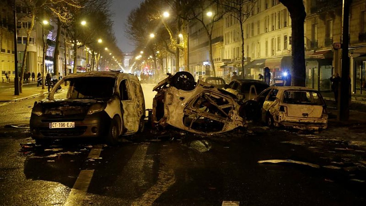 باريس: اعتقال 400 شخصا وإصابة 113 خلال مظاهرات...
