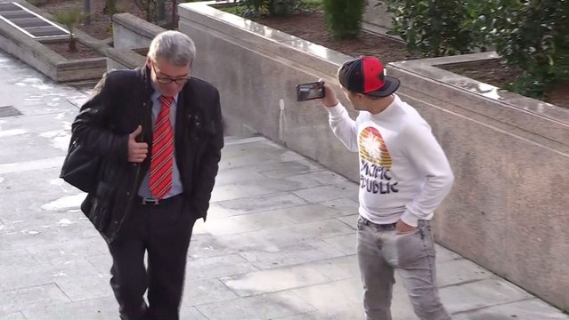 El 'youtuber' Dalas Review llega a su juicio en la Audiencia de Madrid.