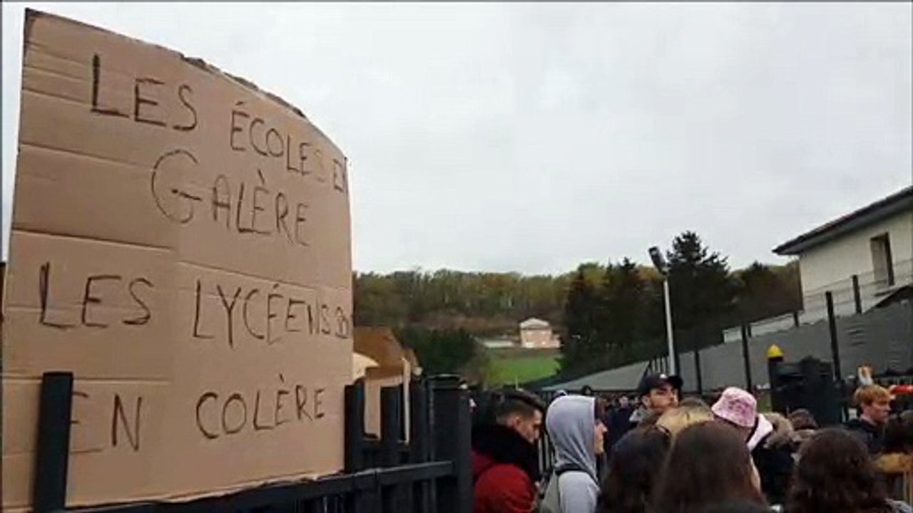 Le lycée Aragon, à Givors, bloqué par les élèves