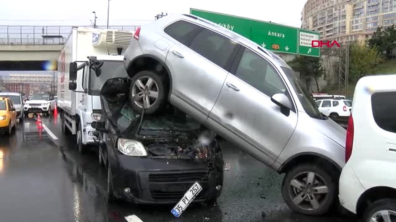 İstanbul Tem'de 7 Aracın Karıştığı Zincirleme Kaza