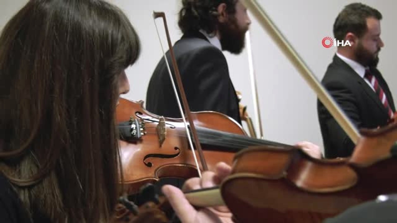 Öğrencilere Yemekhanede Konser Sürprizi