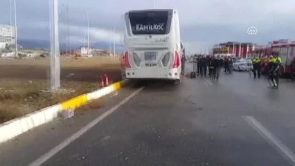 Yolcu Otobüsüyle Otomobil Çarpıştı: 1 Ölü, 3 Yaralı