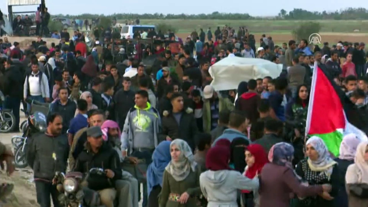 Gazze sınırındaki 'Büyük Dönüş Yürüyüşü' göster...