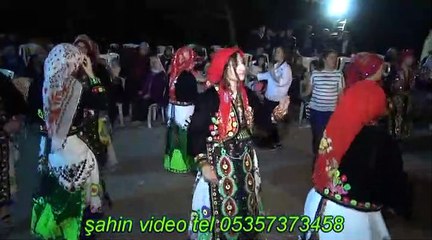 ÇİFTE TELLİ YÖRESEL KIYAFETLİ KÖY KIZLARI