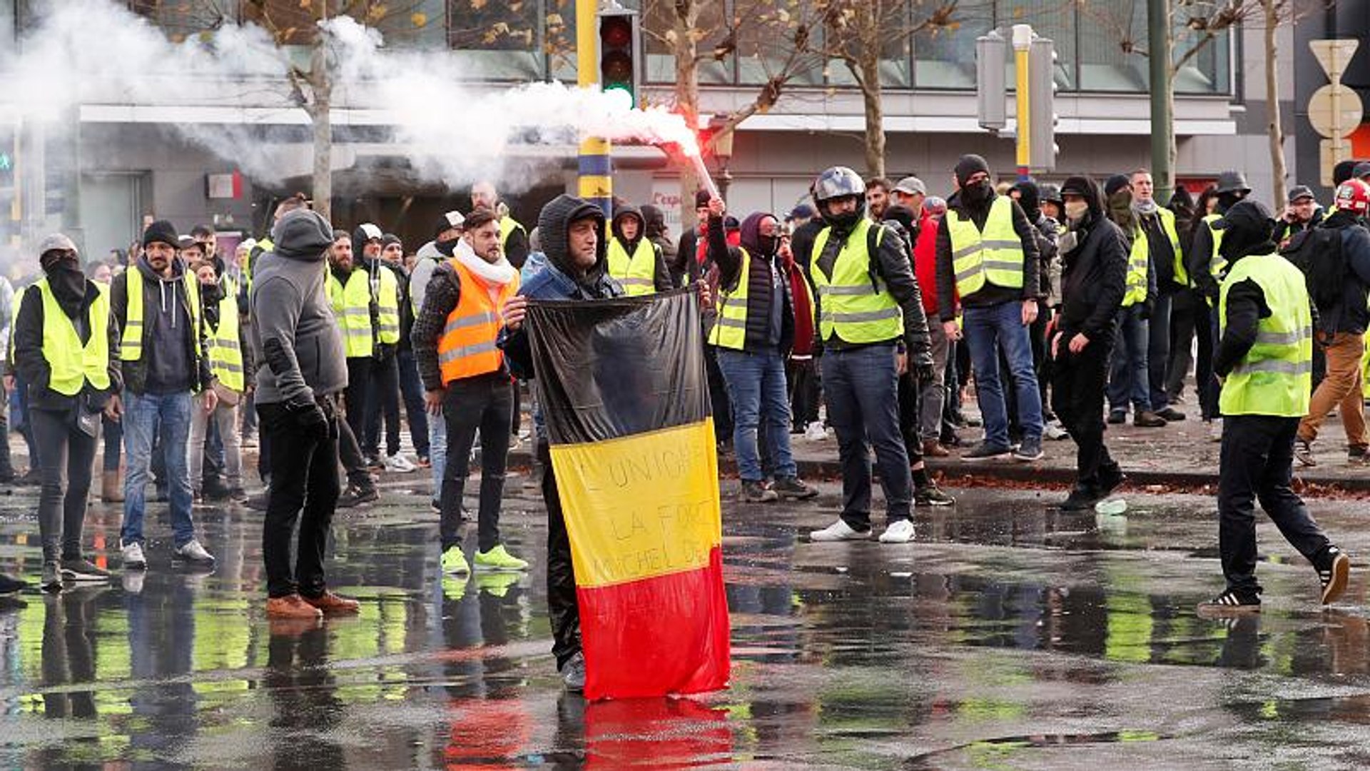 France's 'gilets jaunes' protests spread to Belgium - video Dailymotion