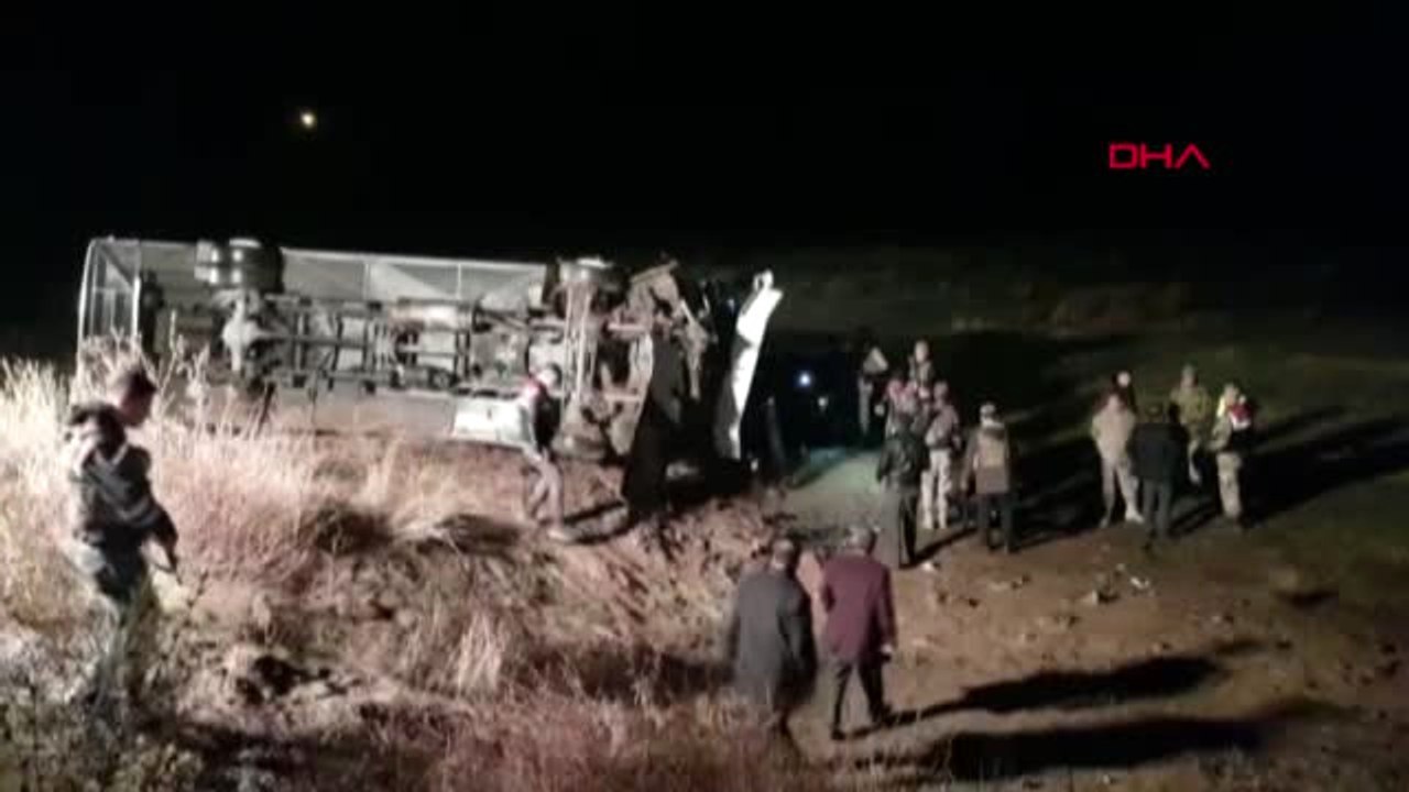 Ağrı'da Yolcu Otobüsü Şarampole Devrildi 19 Yaralı