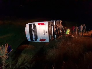 Yolcu Otobüsü Şarampole Devrildi: 19 Yaralı