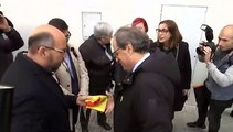 El líder del PP en El Prat entrega a Torra las banderas de España y Cataluña: 