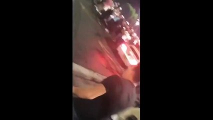 Au volant de sa Mustang, il termine dans la foule lors d'un rassemblement !!