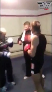 Grand-père VS jeune boxeur... Il a encore la forme le papy
