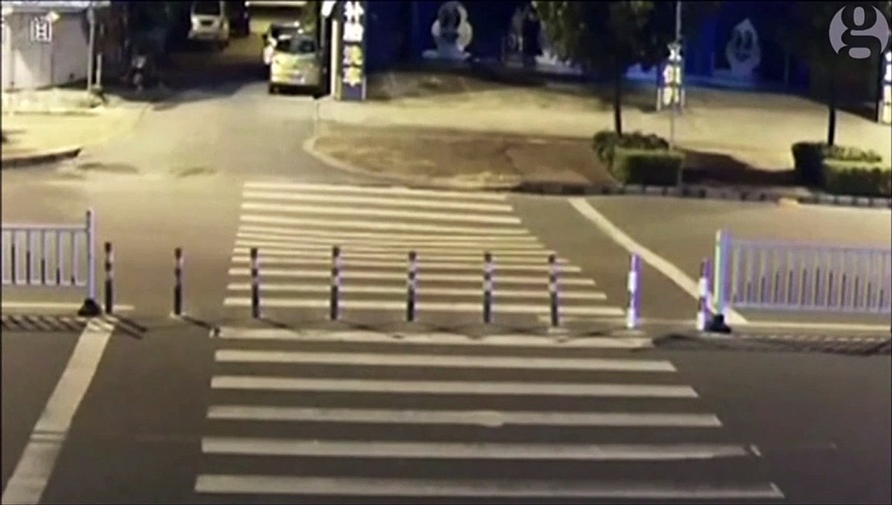 Un scooter chute, avalé par un trou enorme au milieu de la route