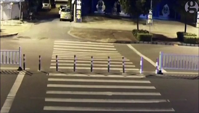 Un scooter chute, avalé par un trou enorme au milieu de la route