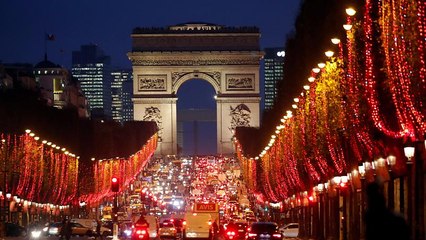 Parigi: le luci di Natale colorano di rosso gli Champs Elysées