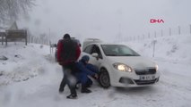 Kütahya Domaniç'te Kar Yağışı Sürücüleri Zorladı