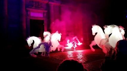 Guebwiller : l'ouverture de Noël bleu par "Fiers à Cheval", de la compagnie des Quidams