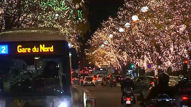 شاهد: باريس تستقبل أعياد الميلاد بنورٍ يبدد حلكة ليالي الشتاء