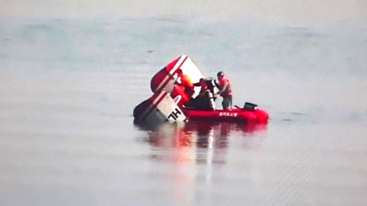 한강에 산림청 헬기 추락...탑승자 3명 중 1명 숨져 / YTN