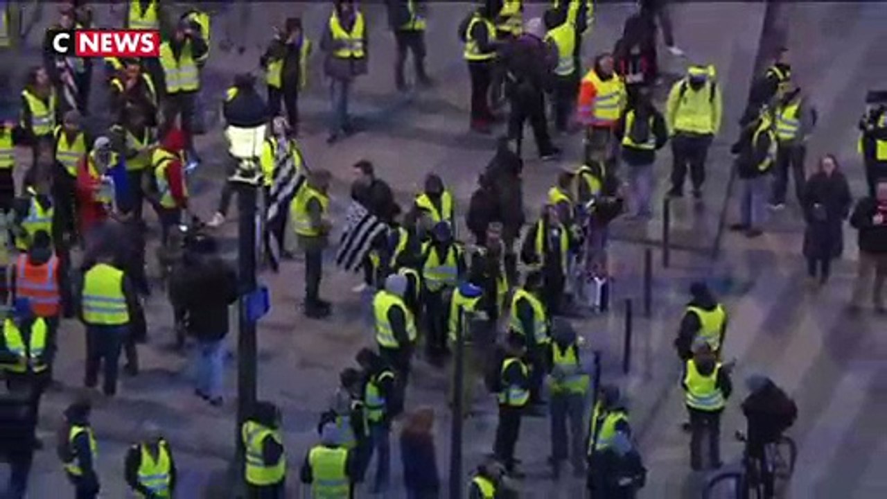 Les premiers gilets jaunes sont sur les Champs-Elysées