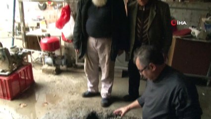 Şehir merkezinde bulunan arsasından su çıkarttı, mahallede bulunan çeşmelere ücretsiz akıtıyor