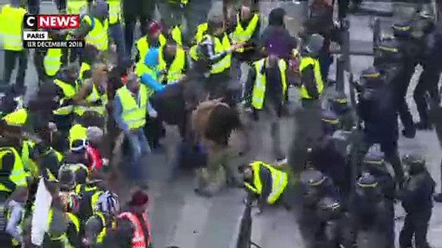 Les premières tensions ont eu lieu entre les gilets jaunes et les forces de l'ordre