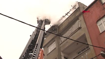 Bağcılar'da 4 Katlı Binanın Çatısı Alev Alev Yandı 2