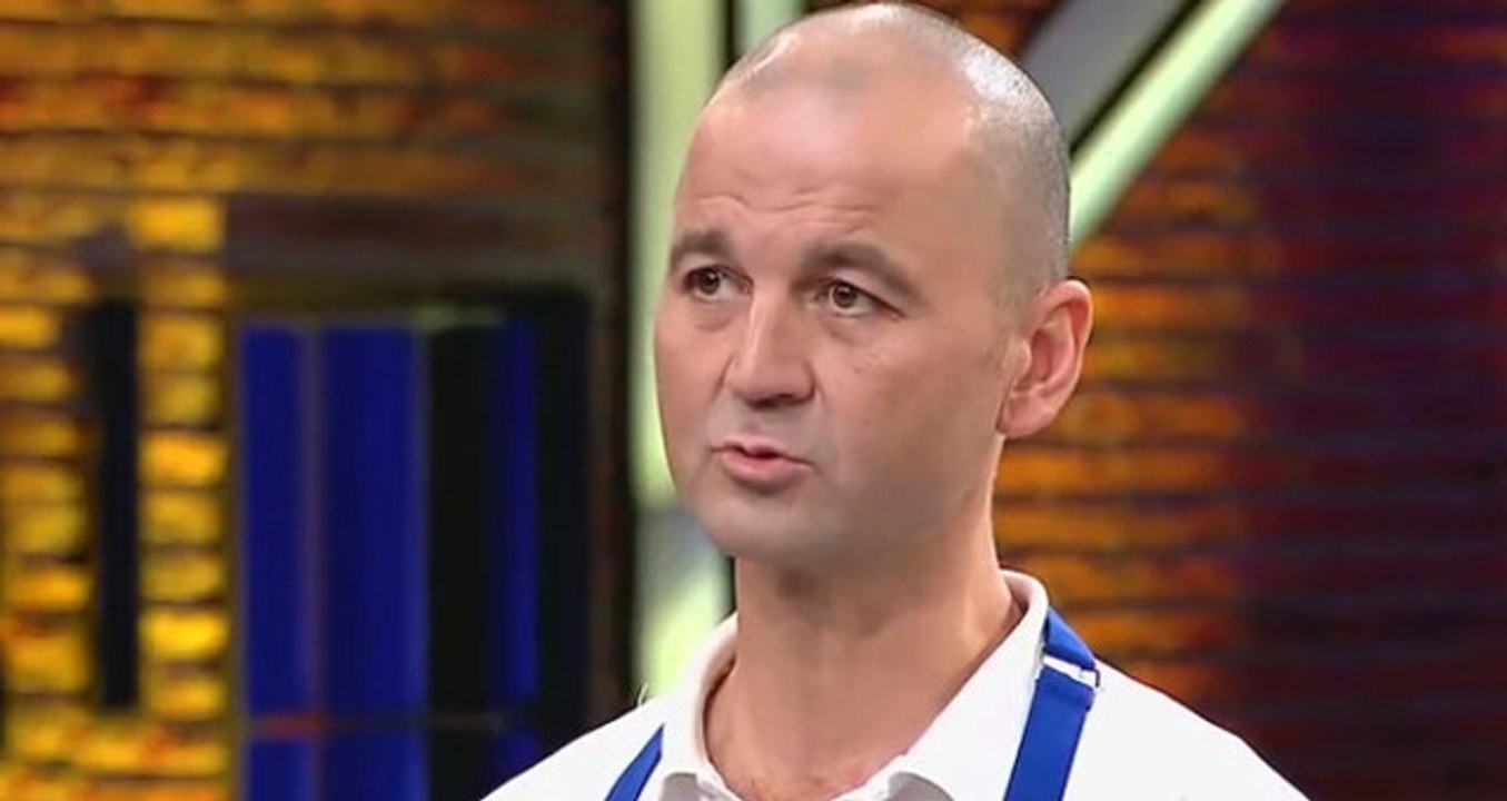 MasterChef'ten Diskalifiye Edilen Murat Özdemir, Yaptığı Canlı Yayında Bileğini ve Parmaklarını Kesti