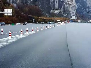 À la barrière de péage de Saint-Michel-de-Maurienne, sur l'A43, une centaine de gilets jaunes s'est installée