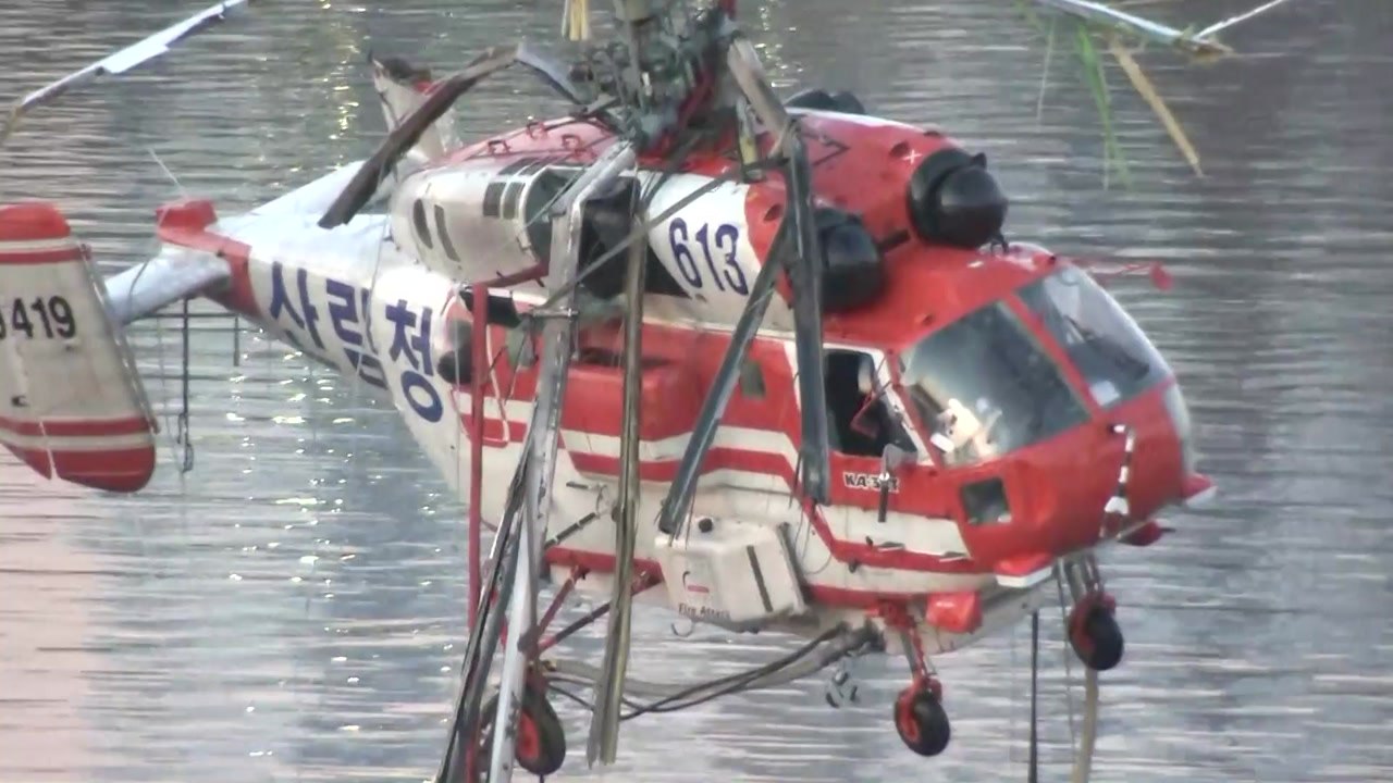 한강에 산림청 헬기 추락...탑승자 3명 중 1명 숨져 / YTN