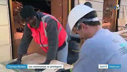 "Gilets jaunes" : les commerçants des Champs-Élysées se protègent