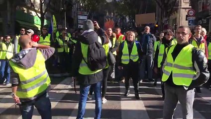 Marseille : les gilets jaunes entonnent La Marseillaise" devant la préfecture