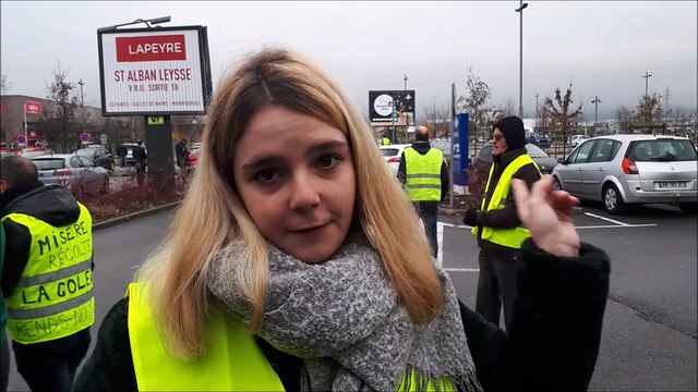 Les Gilets jaunes de Chambéry bloquent l'accès au centre commercial Chamnord