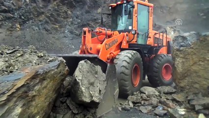 Dağdan kopan kayaların kapattığı yol açıldı - HAKKARİ